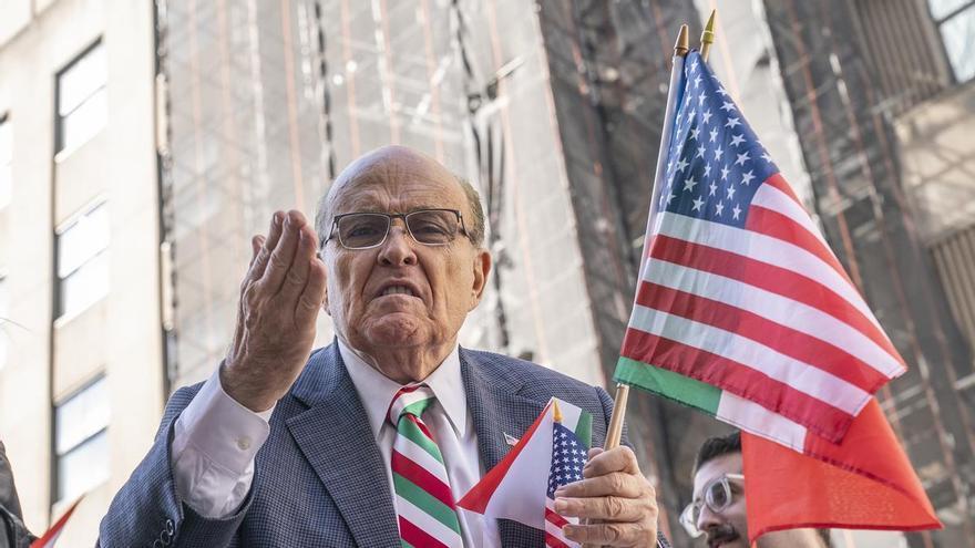 Rudy Giuliani, imputado junto a Trump, se entrega a las autoridades de Georgia