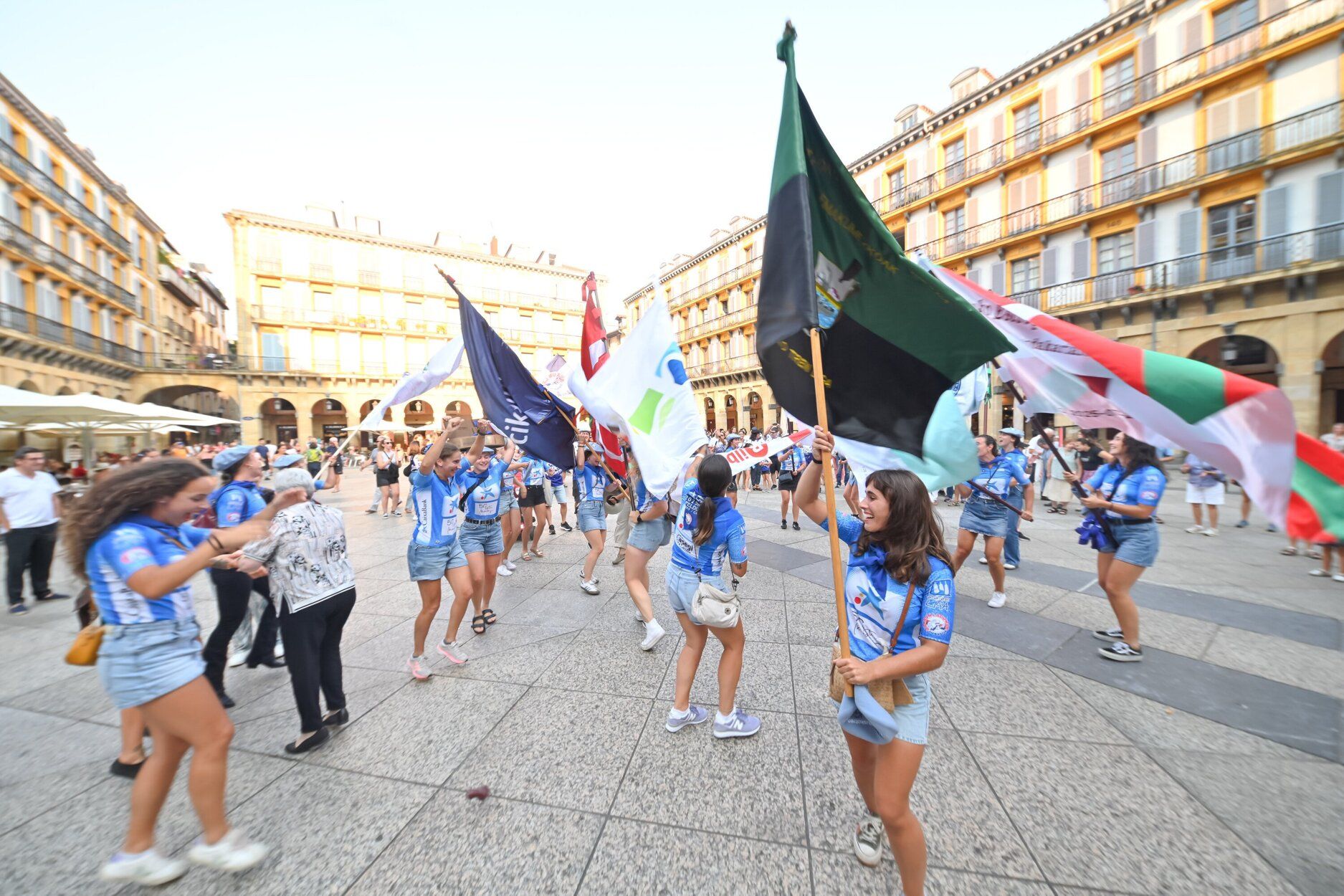Donostia Arraun Lagunak exhibe sus banderas y la Liga Euskotren