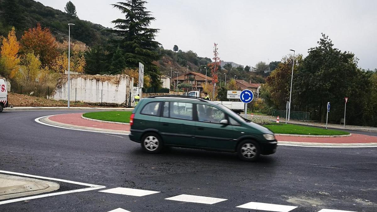 Un vehículo, en la rotonda del bulevar de Lizarra.