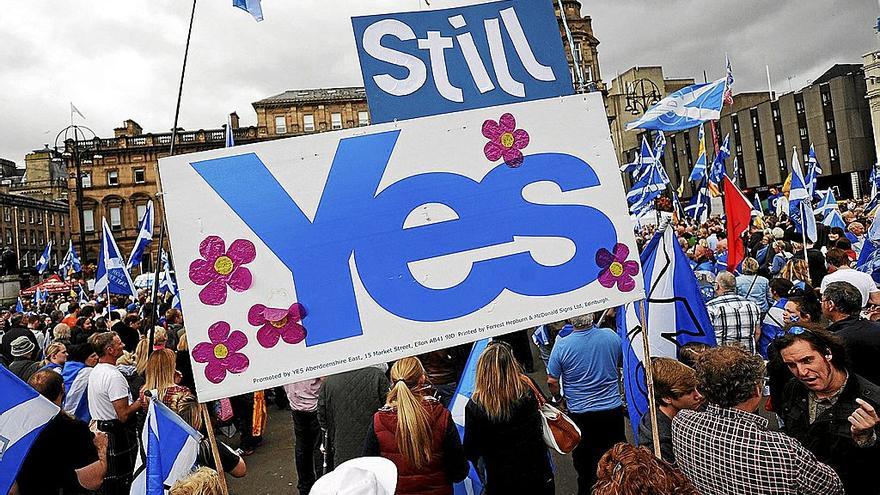 Miles de personas secundan una marcha por las calles de Glasgow a favor de un nuevo referéndum en Escocia, fijado para octubre de 2023.  | FOTO: AFP