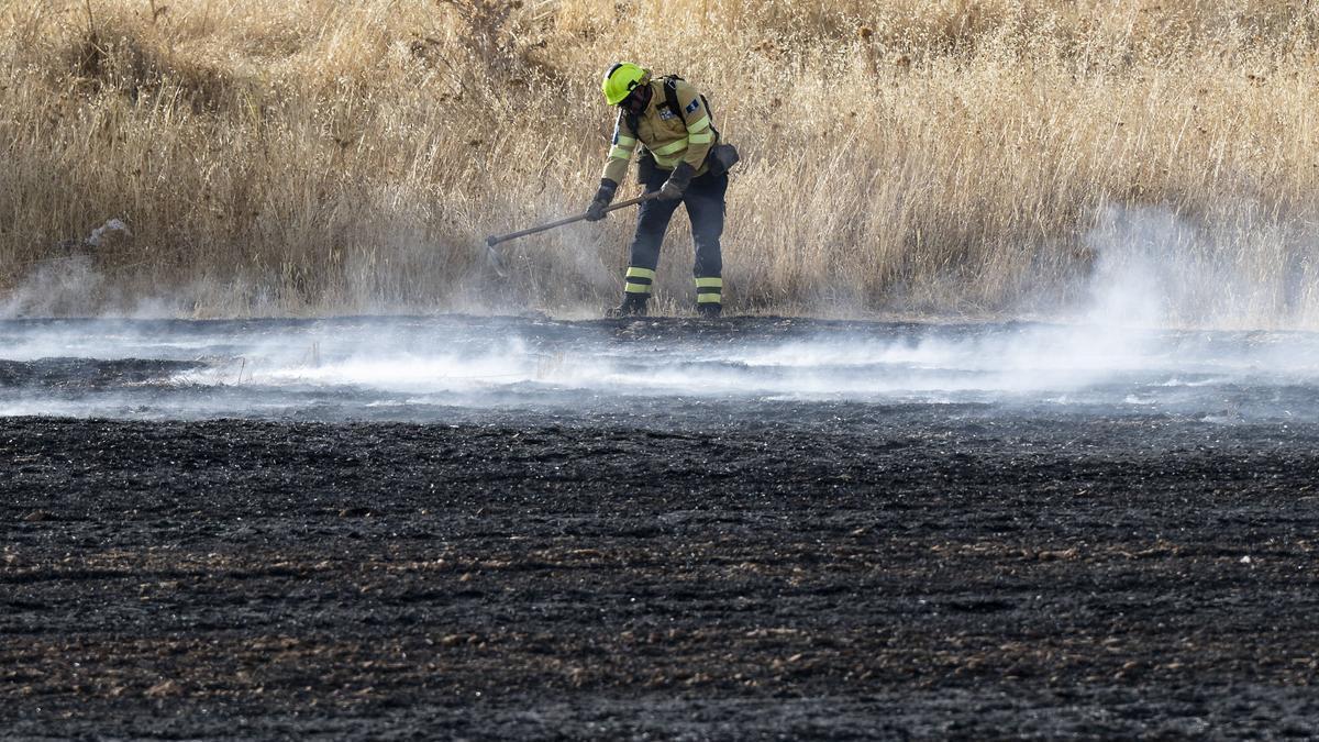 Un bombero trabajando en tareas de remate de un incendio.