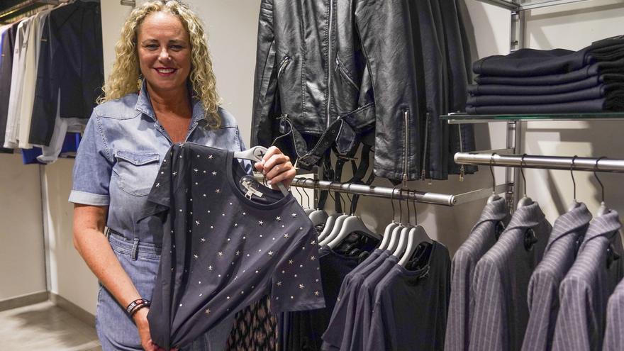 Los comercios bilbainos encaran el cambio de temporada entre cajas y rebajas