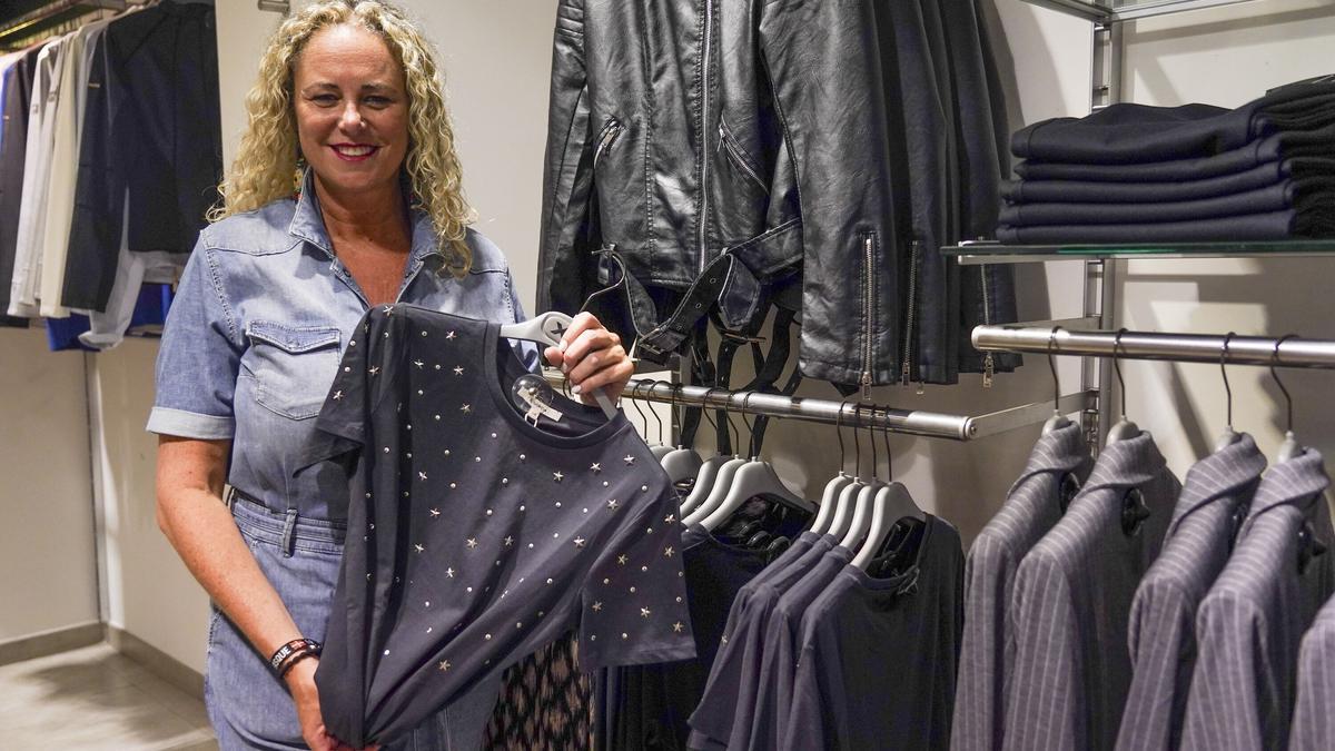 Susana Alguero posa con prendas de su tienda