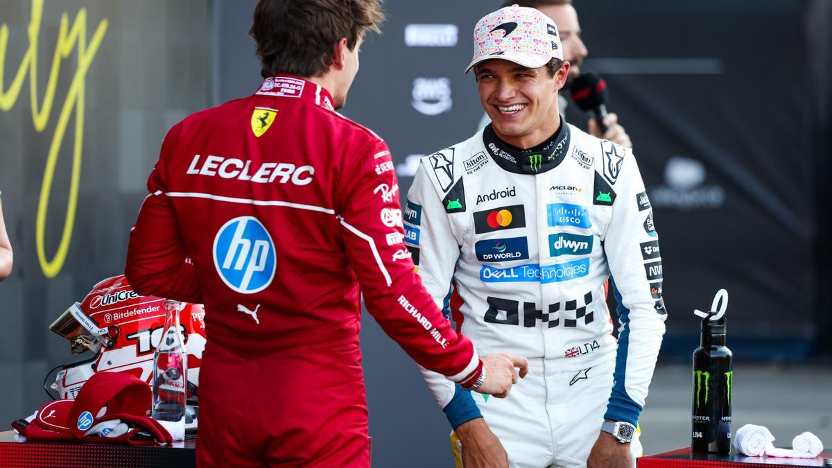Charles Leclerc charla con Lando Norris en el Gran Premio de México. Charles Leclerc charla con Lando Norris en el Gran Premio de México.