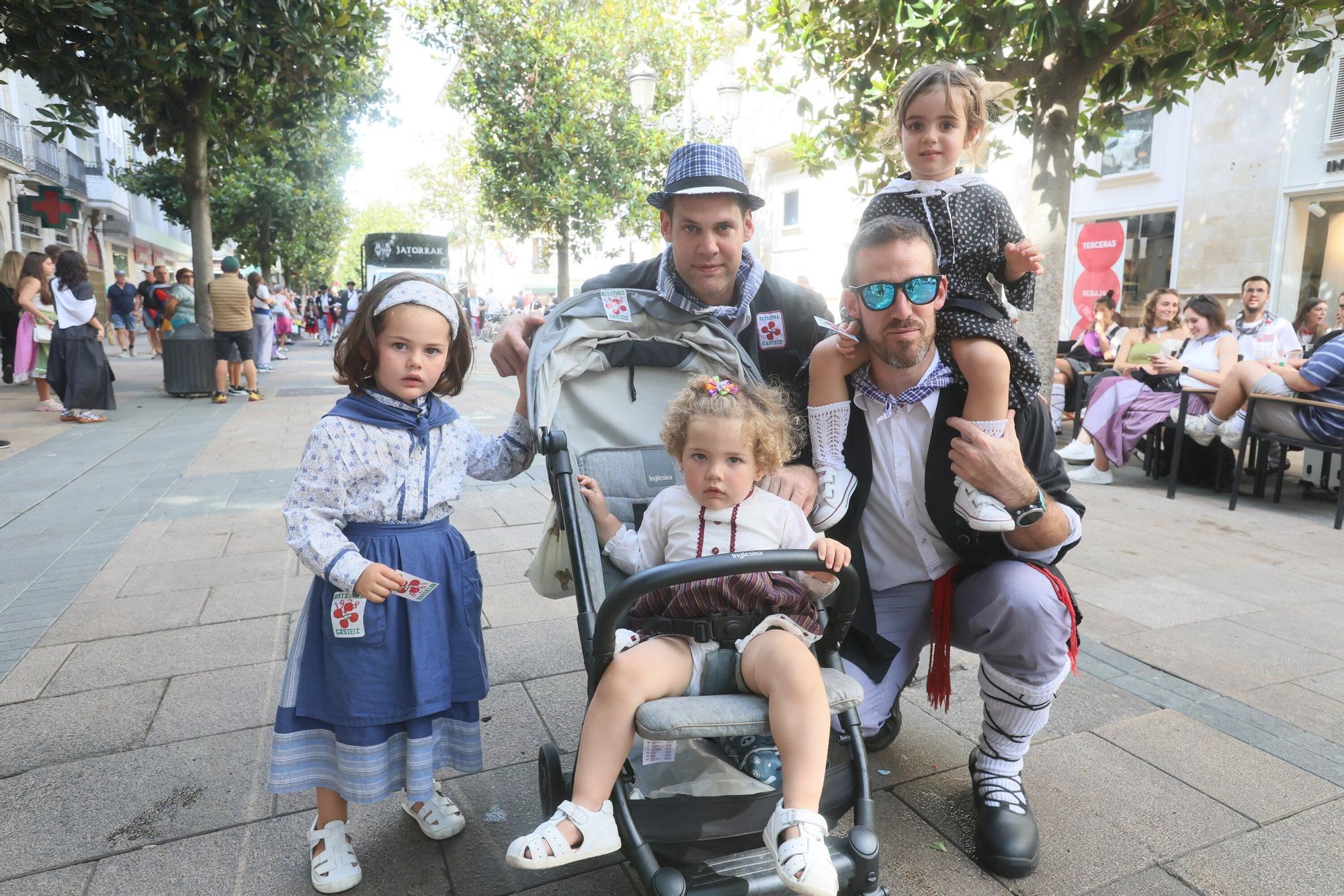En imágenes: Blusas y neskas desfilan en el segundo paseíllo