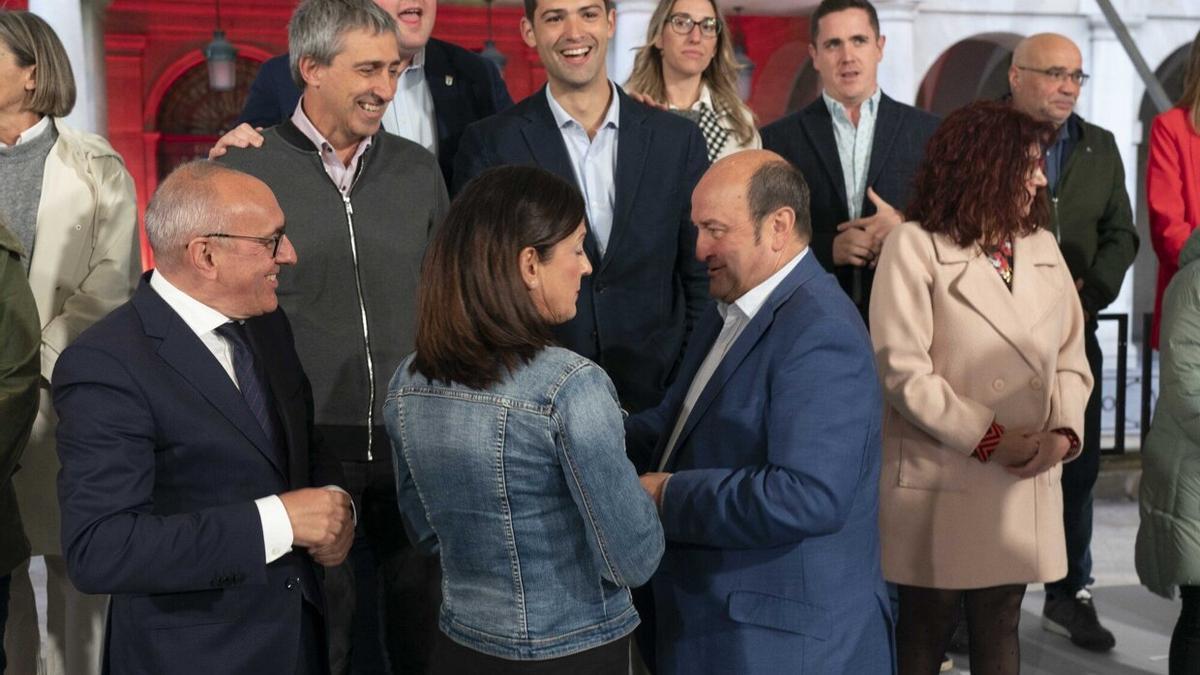Andoni Ortuzar  y el lehendakari Íñigo Urkullu, en Vitoria, con los candidatos