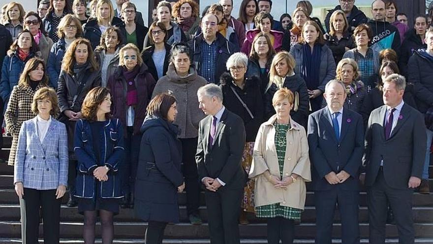 El lehendakari, Iñigo Urkullu (4i), acompañado por la directora de Emakunde, Izaskun Landaida (3i), y por los miembros de su Gobierno y trabajadores de la Lehendakaritza, encabeza este lunes una concentración con motivo del Día Internacional para la Elimi