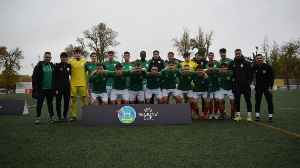 Testimony Onukwuru, Testy, séptimo en la fila superior de izquierda a derecha, posa con Euskadi segundos antes del inicio del partido de hoy