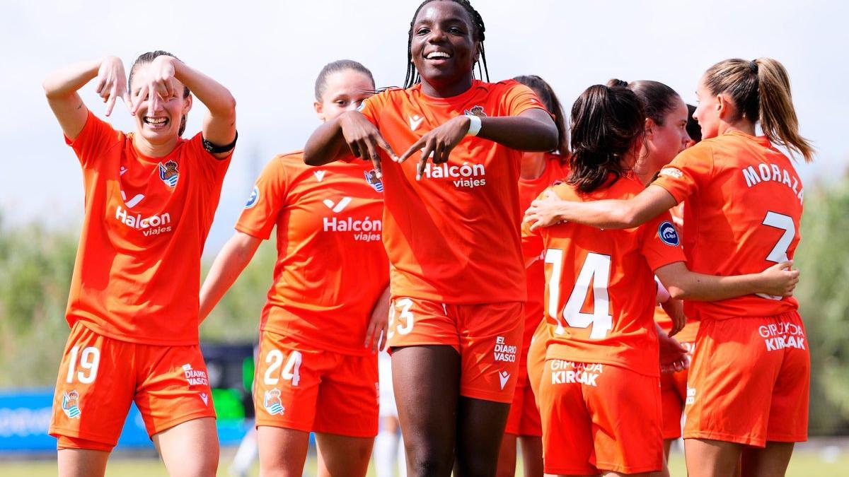 Edna celebra el primer gol de la Real ante el Levante Badalona.