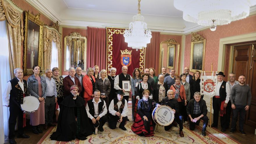El Ayuntamiento recibe a las seis casas regionales que integran la Federación de Casas Regionales en Navarra