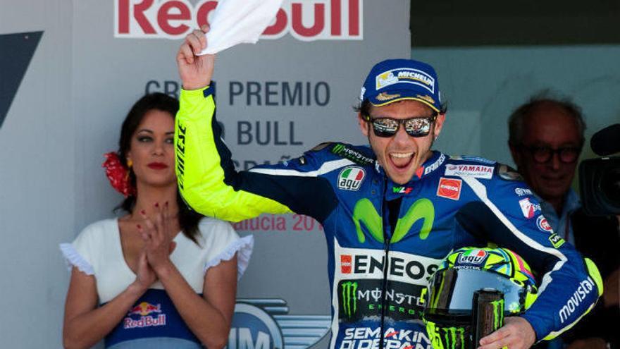 Rossi: &quot;No he tenido oportunidad de felicitar a Márquez&quot;