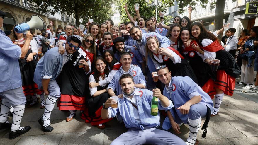 En imágenes: Blusas y neskas lo dan todo en el paseíllo