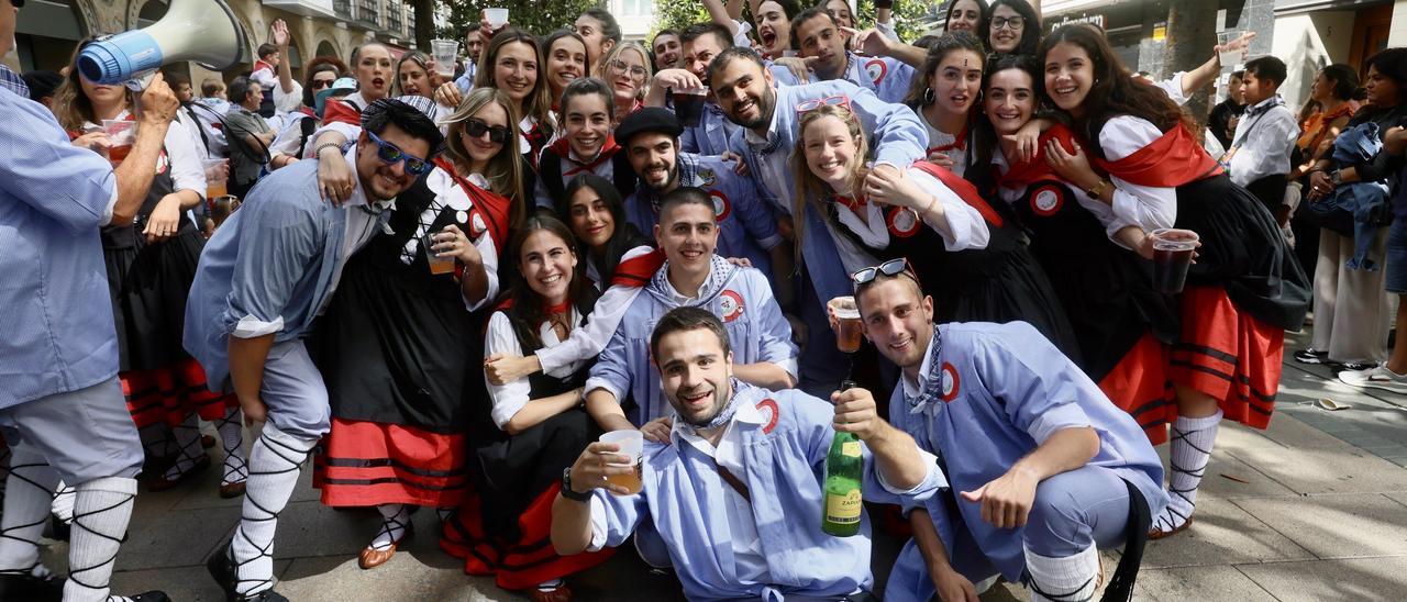 En imágenes: Blusas y neskas lo dan todo en el paseíllo