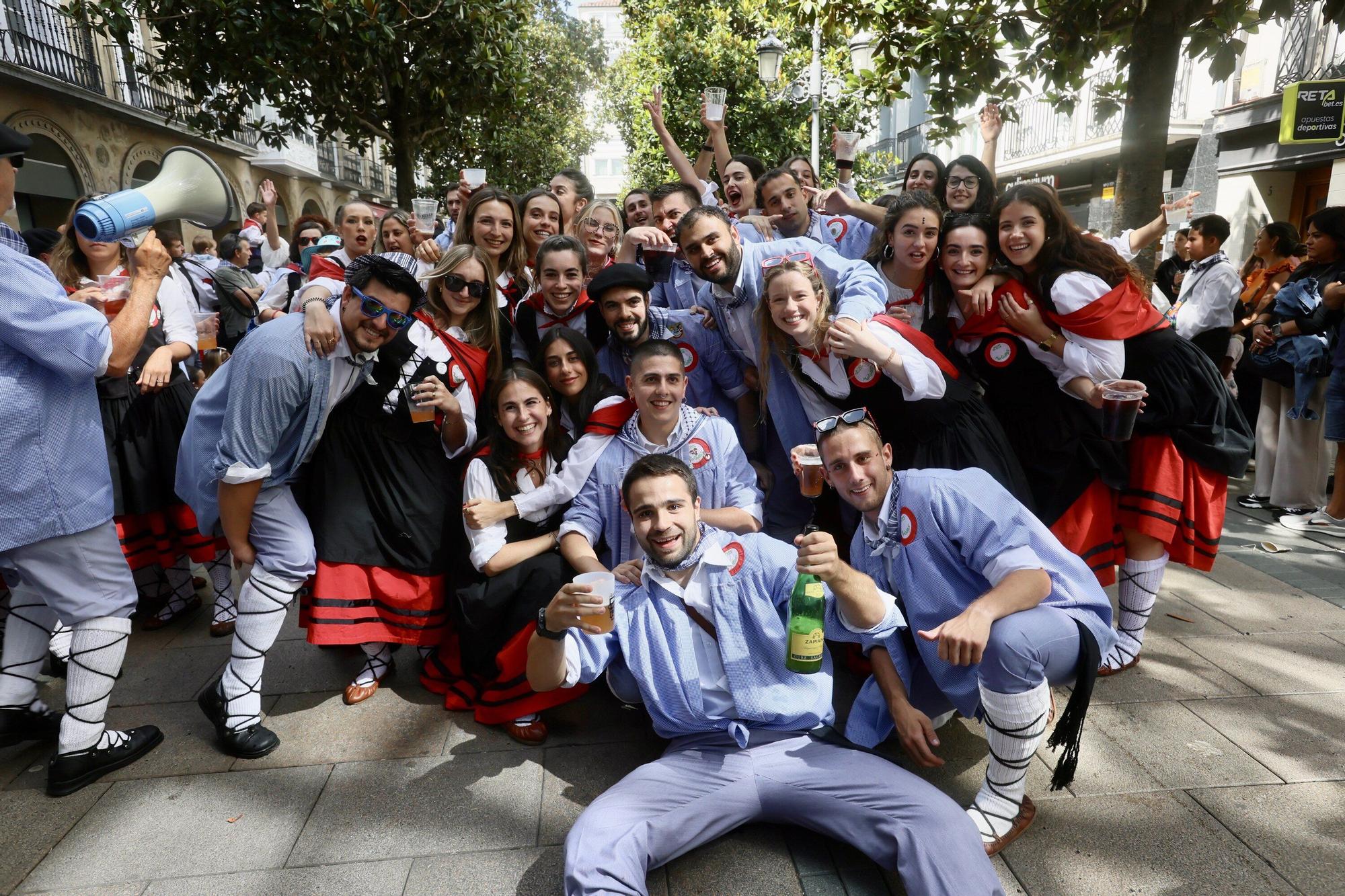 En imágenes: Blusas y neskas desfilan en una kalejira por Santiago