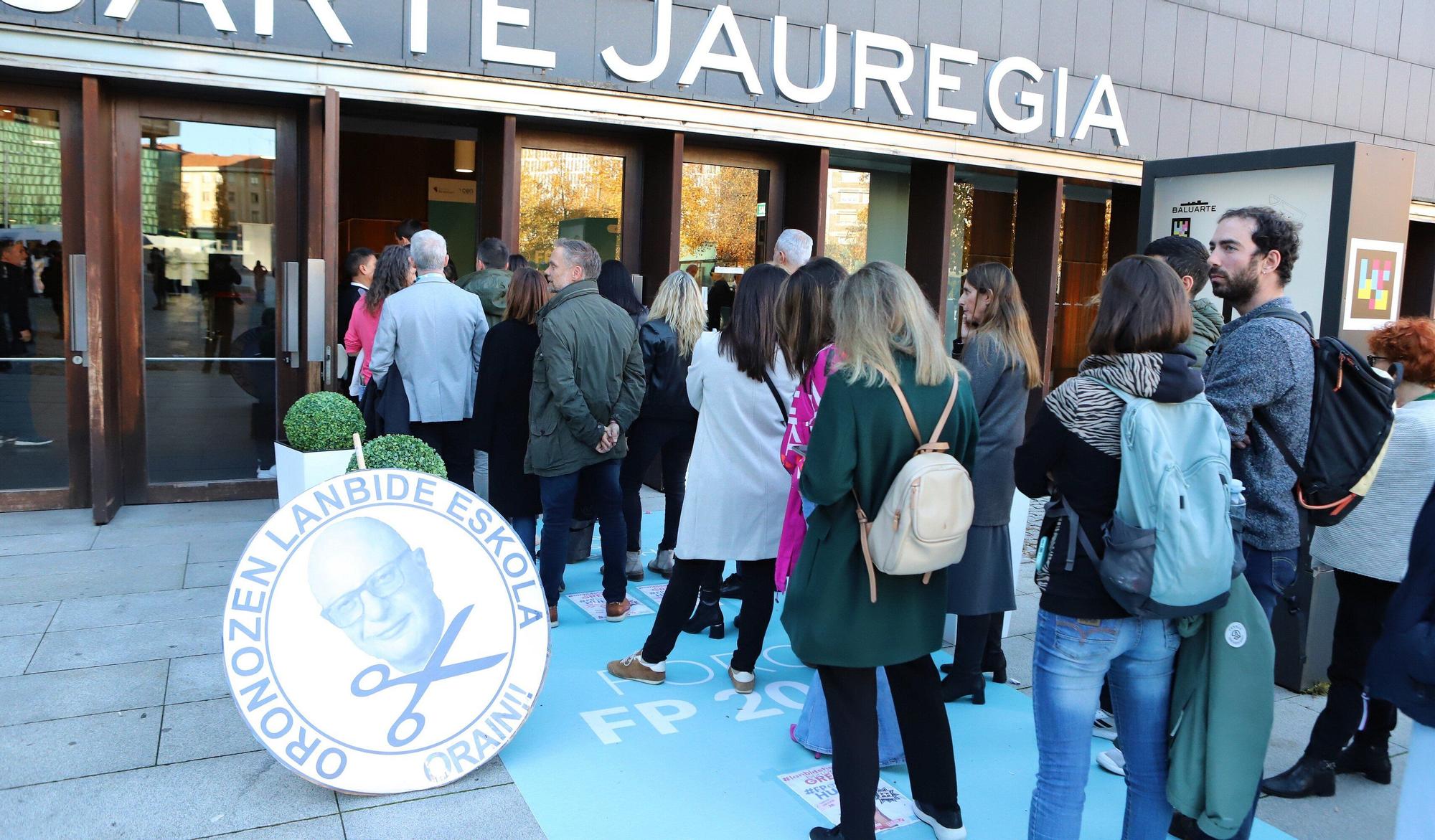 FOTOS | Momentos de tensión en la concentración de docentes de FP ante el Foro del Baluarte