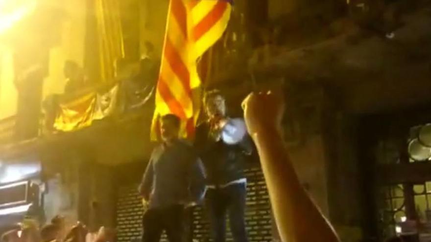 Sin embargo, un vídeo difundido hoy de una protesta el pasado 20 de septiembre muestra cómo ambos se dirigen a una multitud concentrada frente a Economía para pedirles disolverla: &quot;Os pedimos que, en la medida de lo posible, de forma tranquila disolv