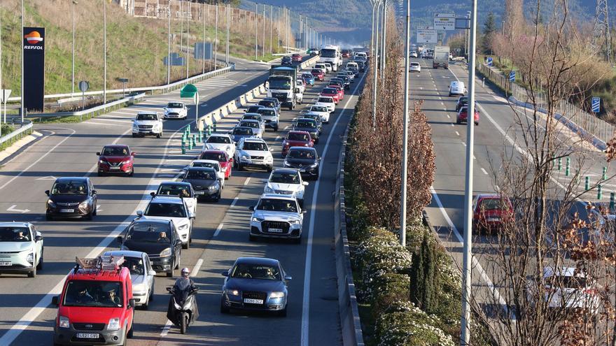 Retención en la Ronda de Pamplona tras el corte por la huelga del 17-M