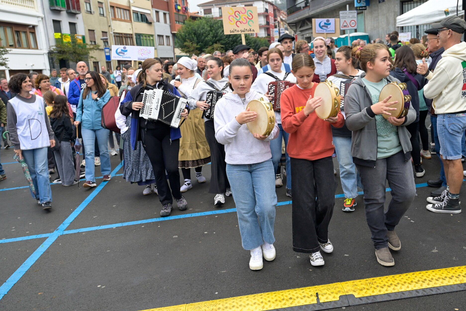 [Fotos] Kilometroak 2025 pone a saltar al euskera en Elgoibar