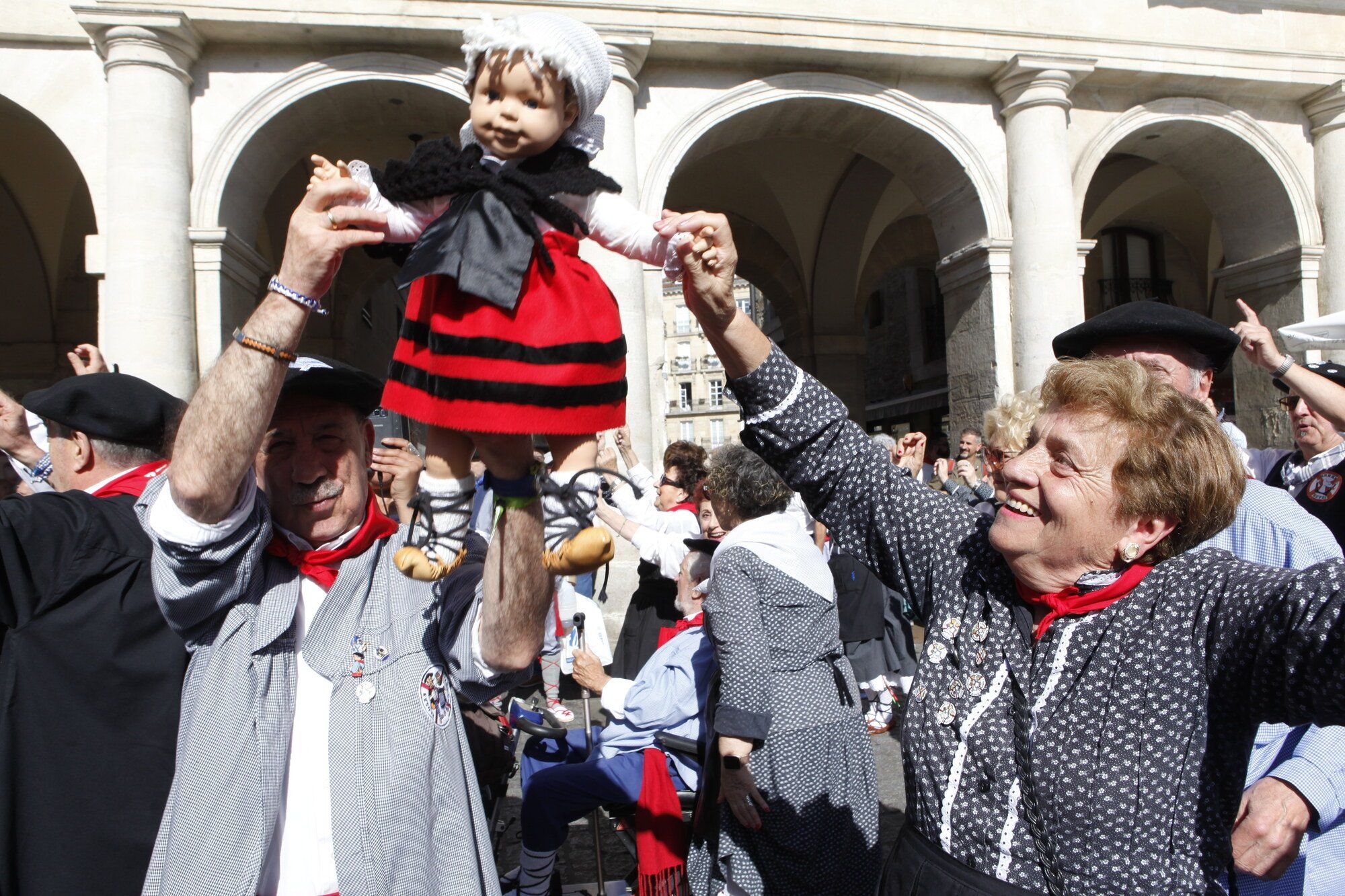 Los blusas y neskas veteranos ya disfrutan de su día en La Blanca