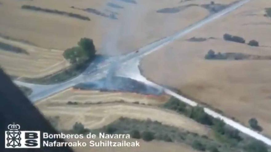 El fuego de un coche provoca un incendio y deja un herido en Olcoz