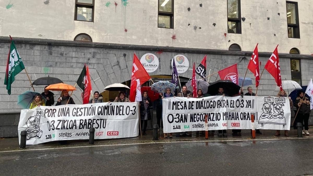 Concentración de la intersindical del ciclo 0-3 frente al departamento de Educación.