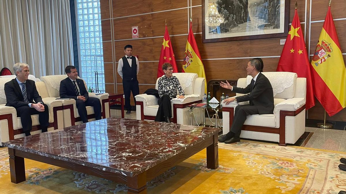 (i-d) Guillermo Alonso, Mikel Irujo, María Chivite y Yao Jing, en la embajada de China en Madrid.