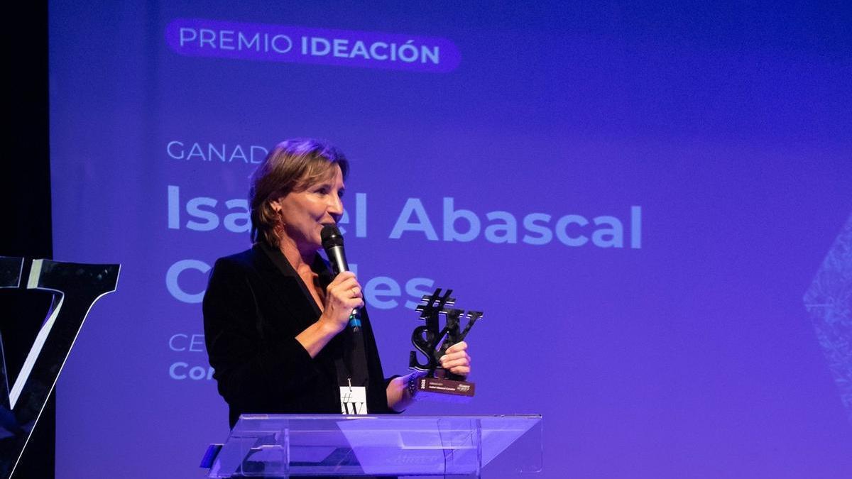 Isabel Abascal recibe el premio ayer en Madrid.