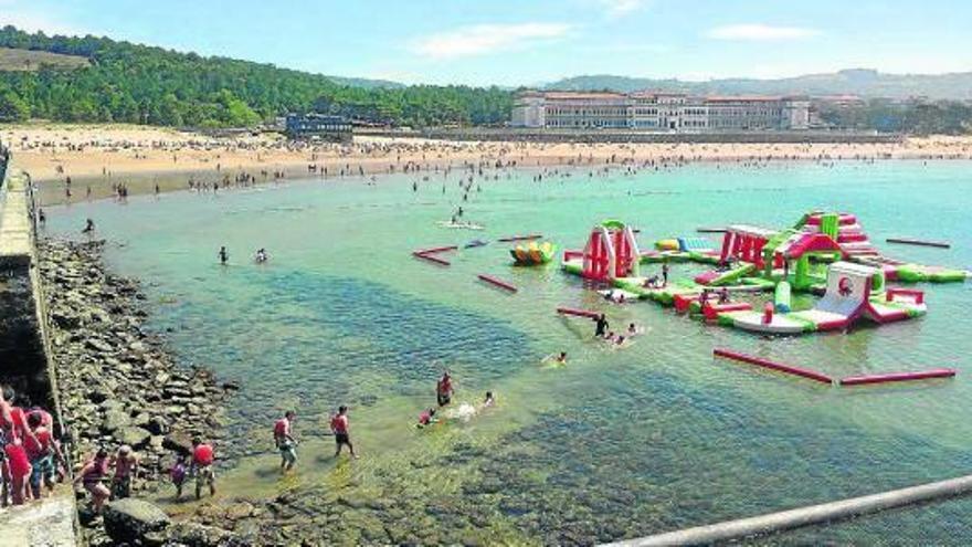 Un grupo de usuarios se dispone a entrar en el parque acuático flotante.