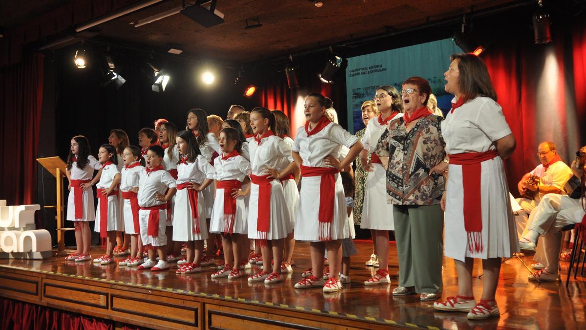 Teresa junto a la Escuela Hermanas Flamarique en la cita de Tafalla