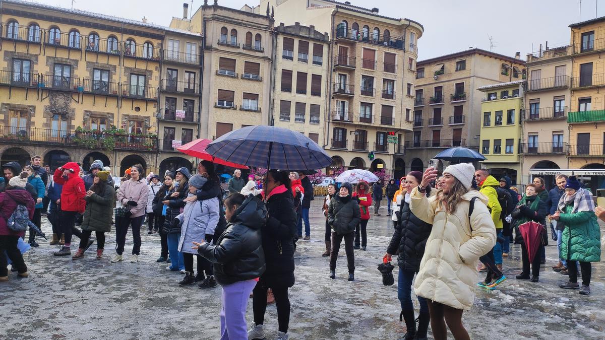 Actos de celebración del centro Oncineda en la plaza de los Fueros bajo una tormenta de nieve.