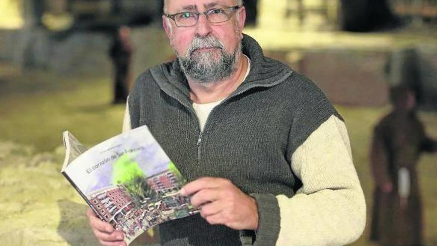 La presentación del libro tuvo lugar en el yacimiento de la plaza Corazón de María.