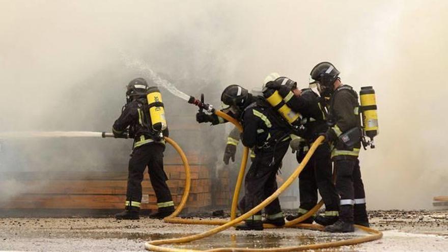 Bomberos intervienen en la extinción de un incendio en una empresa de la Comarca de Pamplona.