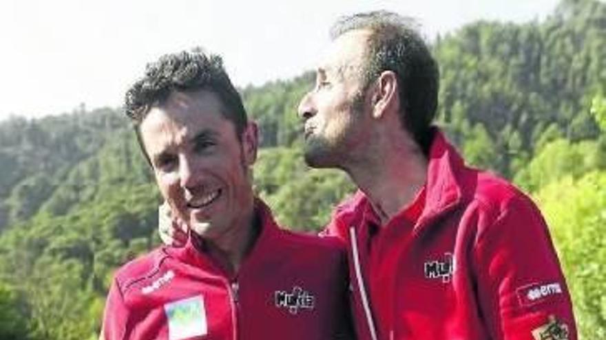 Alejandro Valverde (d) bromea con Joaquim Rodríguez.