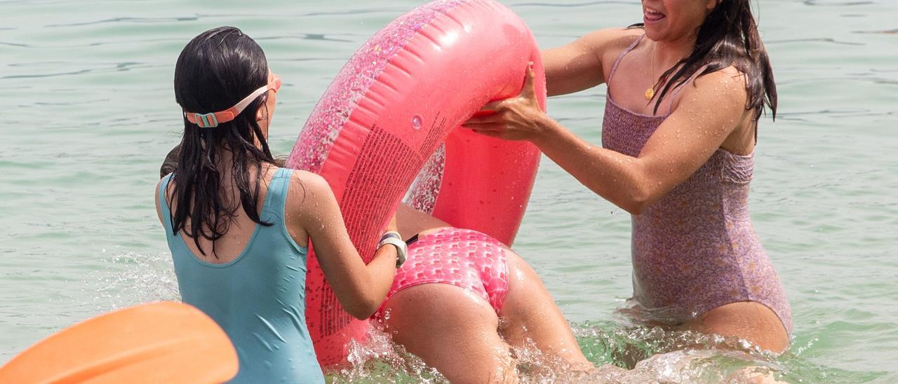 Los navarros se guarecen del calor en el pantano de Alloz