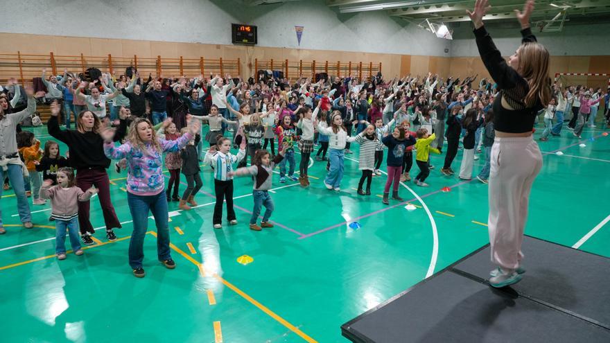 Carnavaleros y ‘rockandrolleros’ en Urkide