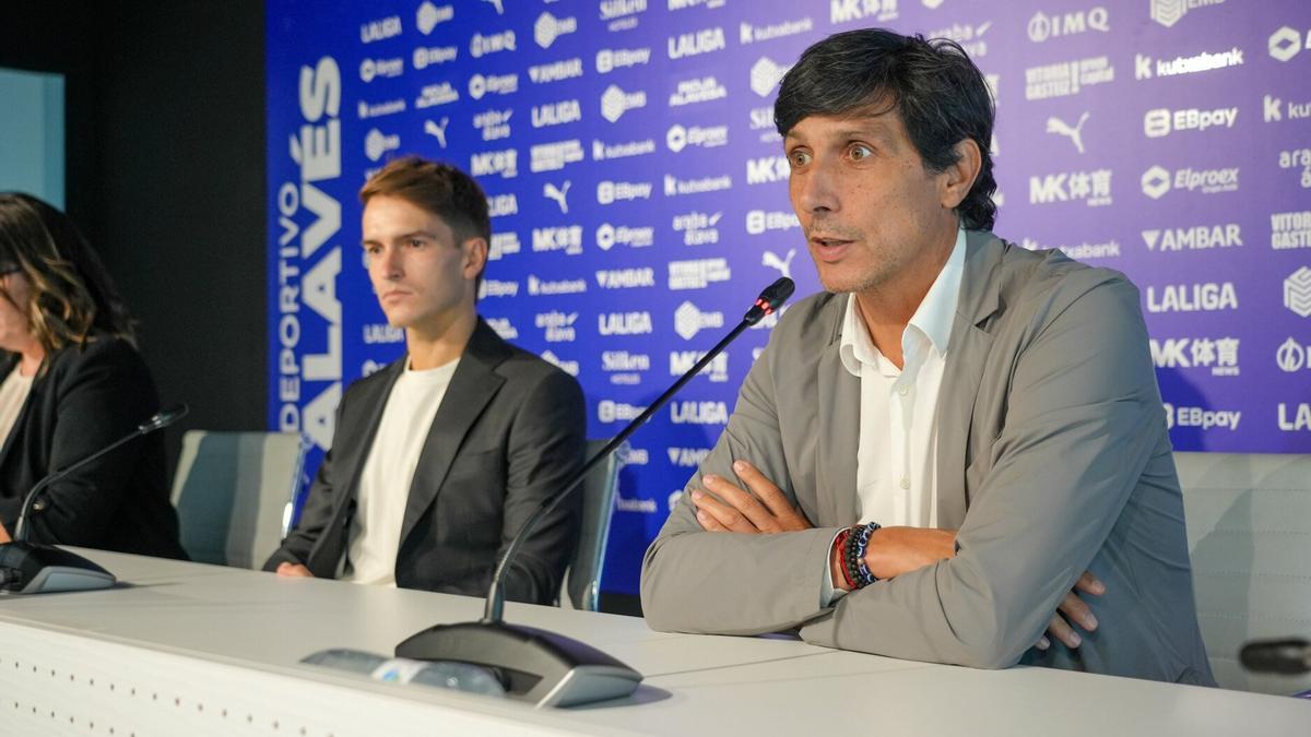 Sergio Fernández, junto a Denis Suárez, en la sala de prensa de Mendizorroza.