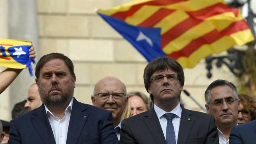 El vicepresident Junqueras, y el president Carles Puigdemont, en la protesta en Barcelona por las cargas policiales.