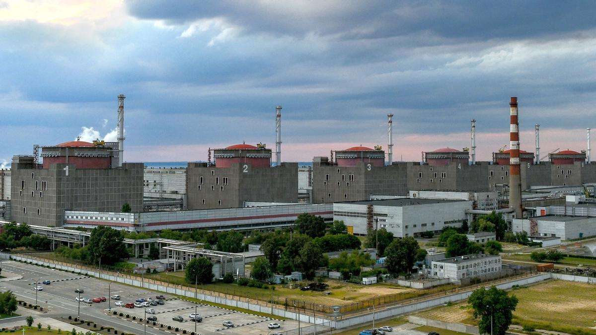 Vista general de la central nuclear de Zaporiyia, la planta más grande de Europa con sus seis reactores situada en una zona de intensos combates.