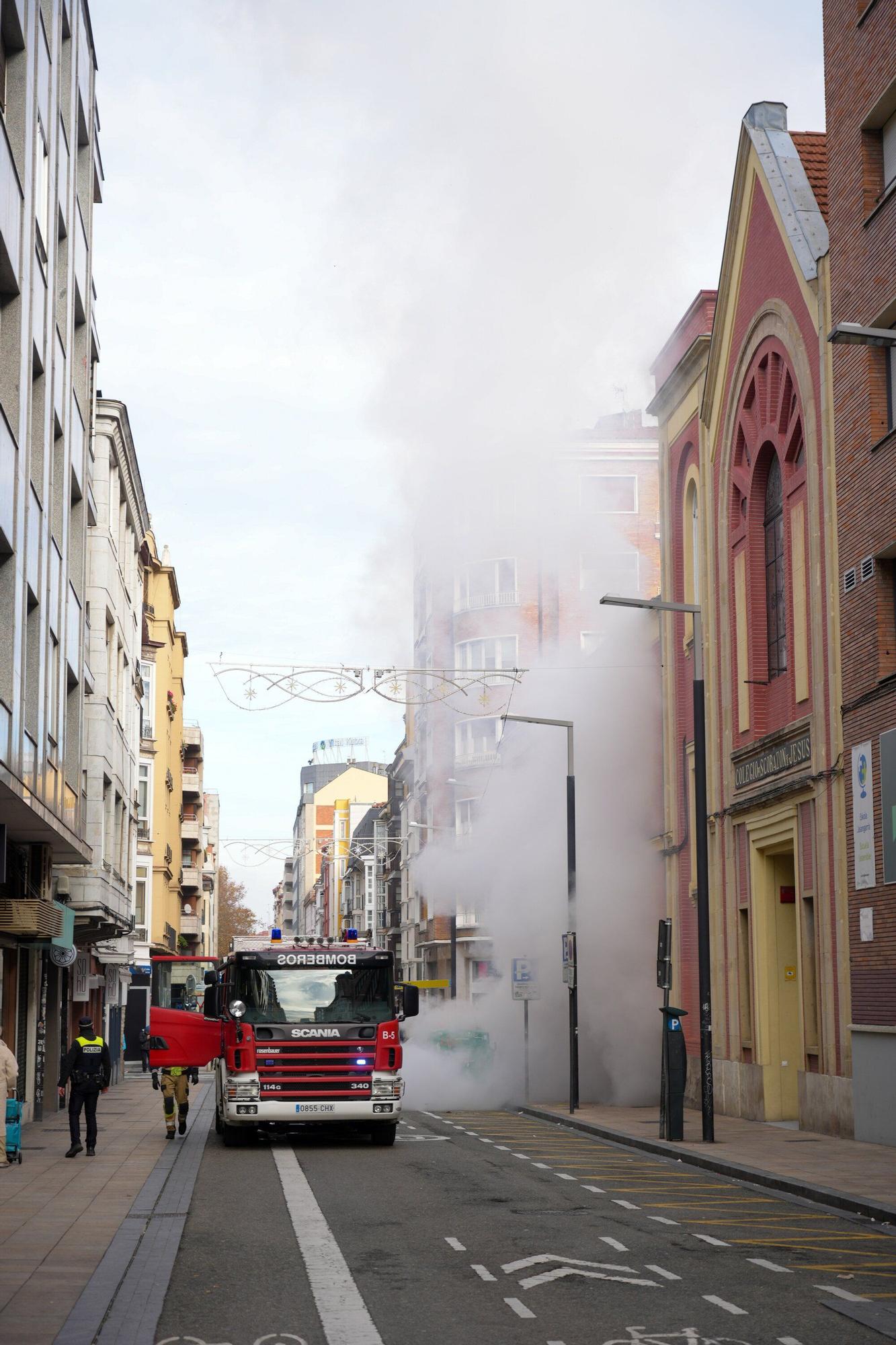 En imágenes: Arde un contenedor en Fueros a plena luz del día