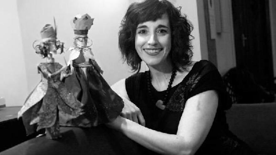 Mila García, junto a una de las creaciones que recoge la muestra.