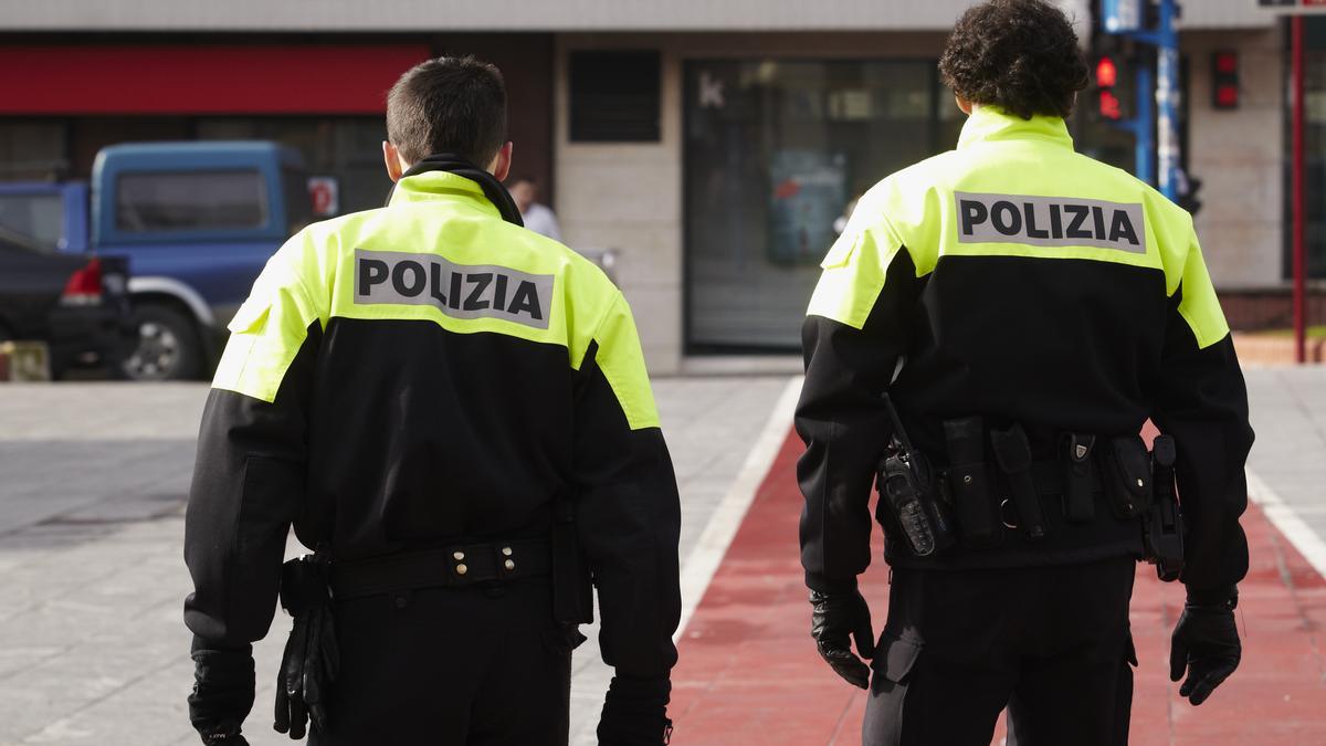 Dos policías municipales patrullan por Leioa