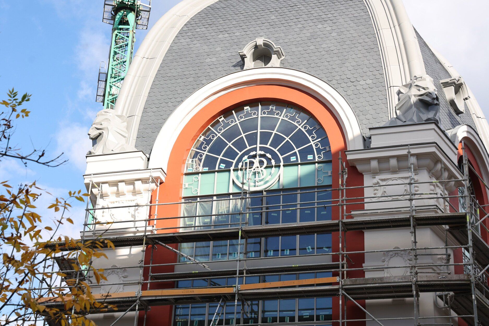 [Fotos] Empiezan a quitar el andamio exterior de las obras del Edificio de Bellas Artes