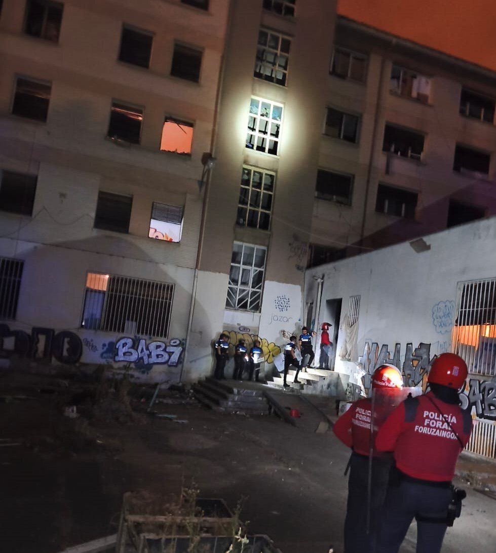 Una imagen del momento de la intervención de los agentes de Policía Municipal y Policía Foral.