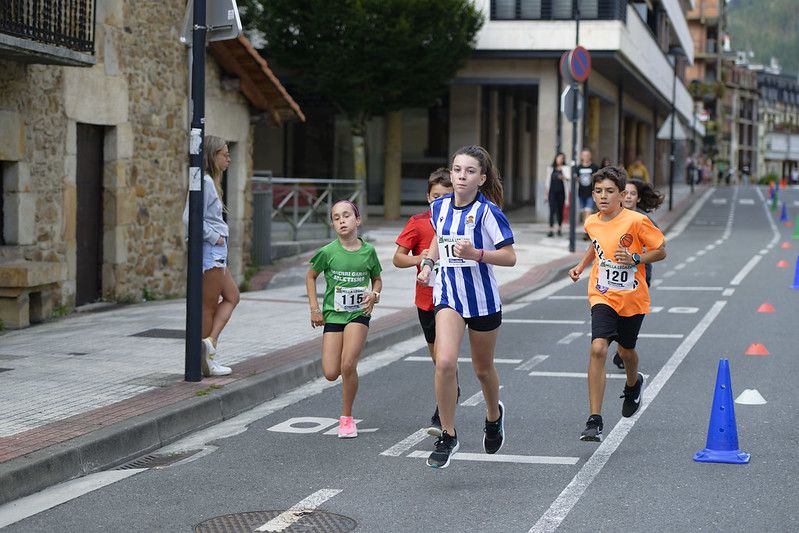 Castellers, gigantes y carrera popular en las Agorreko Santikutzak de Legazpi