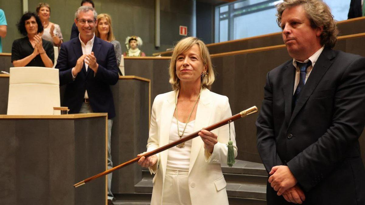 Eider Mendoza recibe el bastón de mando de manos del presidente de las Juntas Generales, Xabier Ezeizabarrena