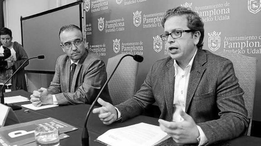 Enrique Maya, junto al presidente de los comerciantes del Ensanche, Jesús Lorenzo.