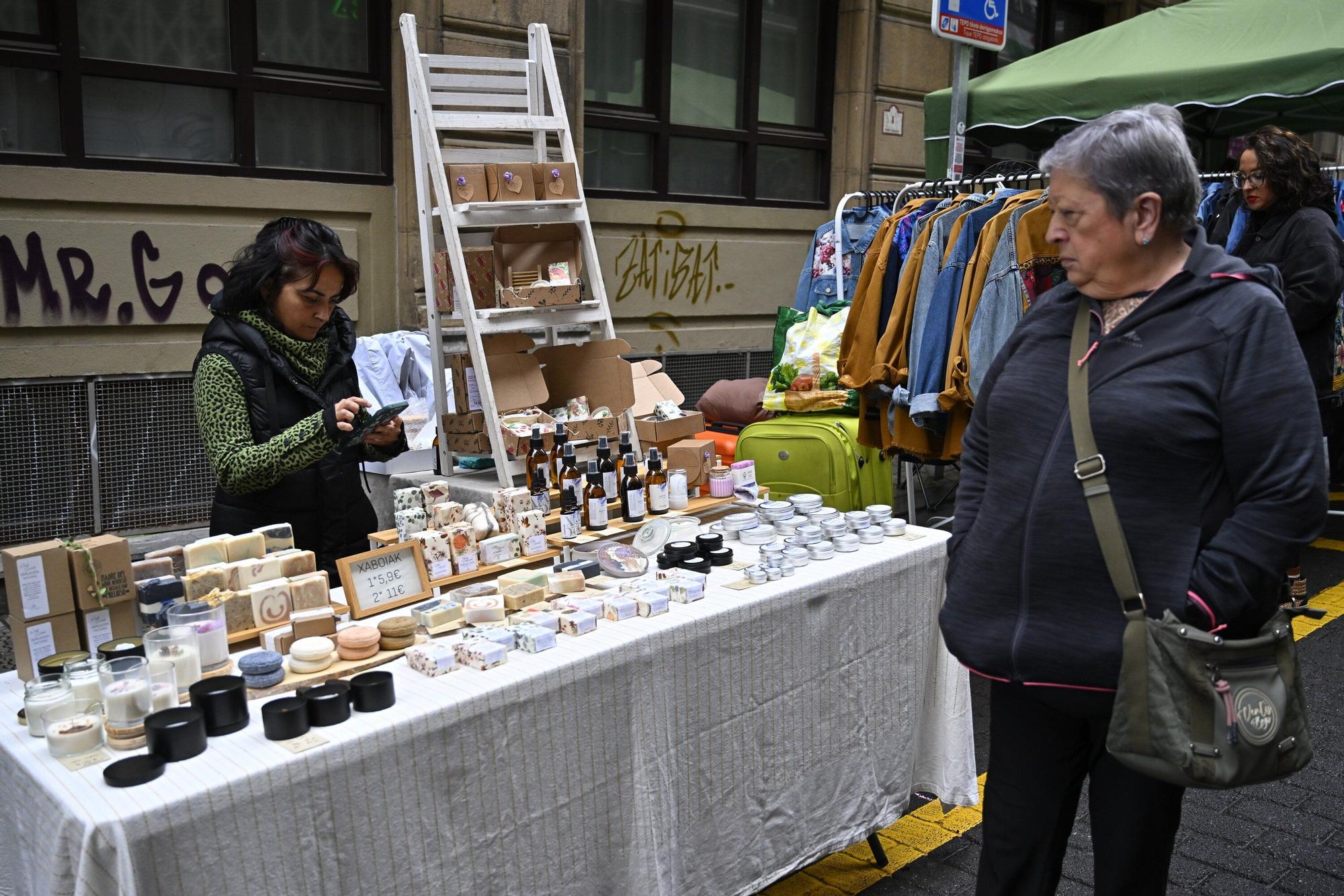 En imágenes: el mercado del Dos de Mayo se viste de Navidad