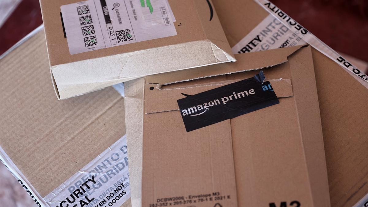 Dos paquetes de Amazon. Dos paquetes de Amazon.