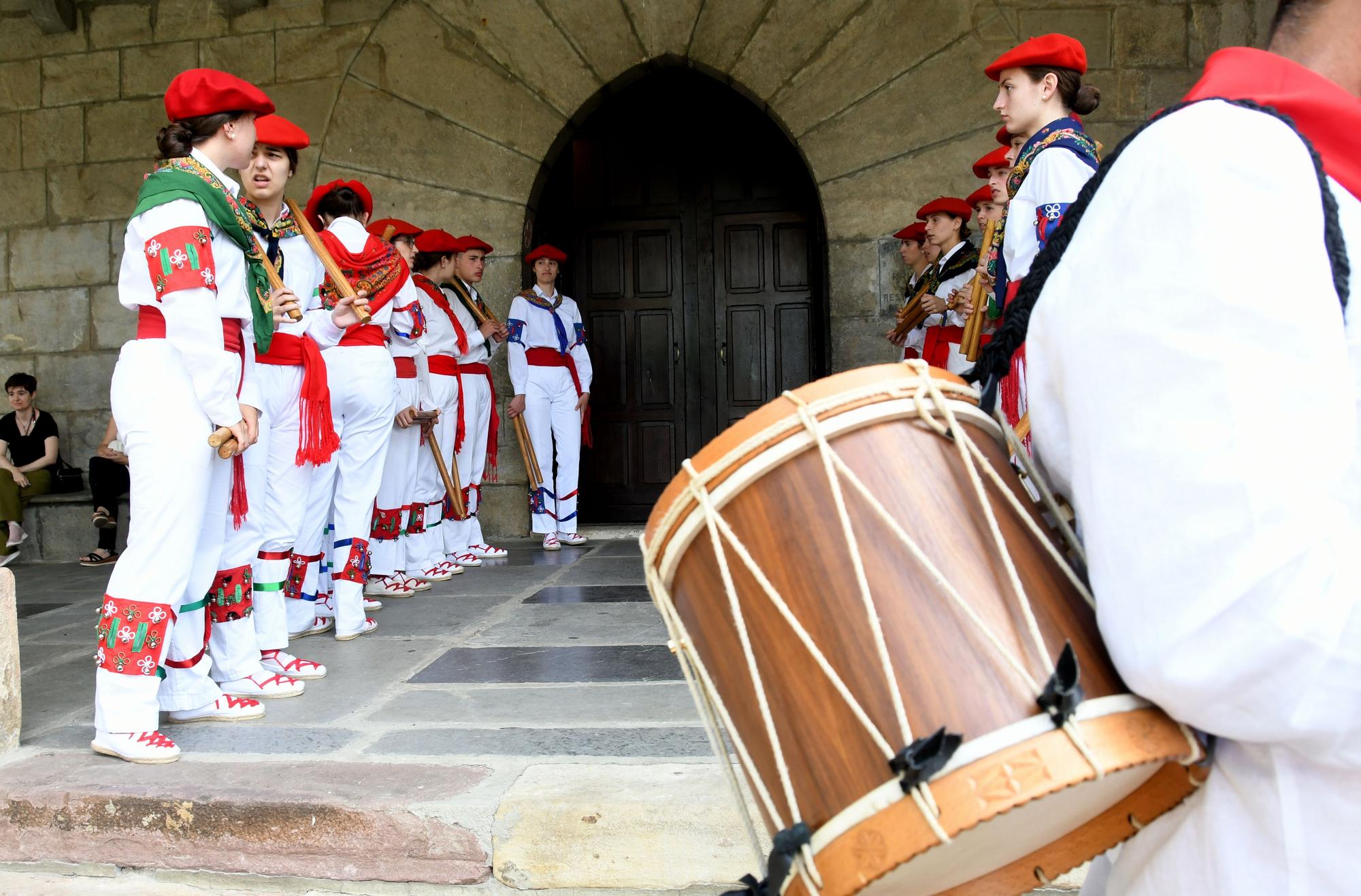 Bera celebra su día grande a ritmo de dantzas