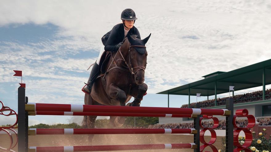 Pánico en un hipódromo: la terrorífica coz de un caballo de carreras manda por los aires a una mujer